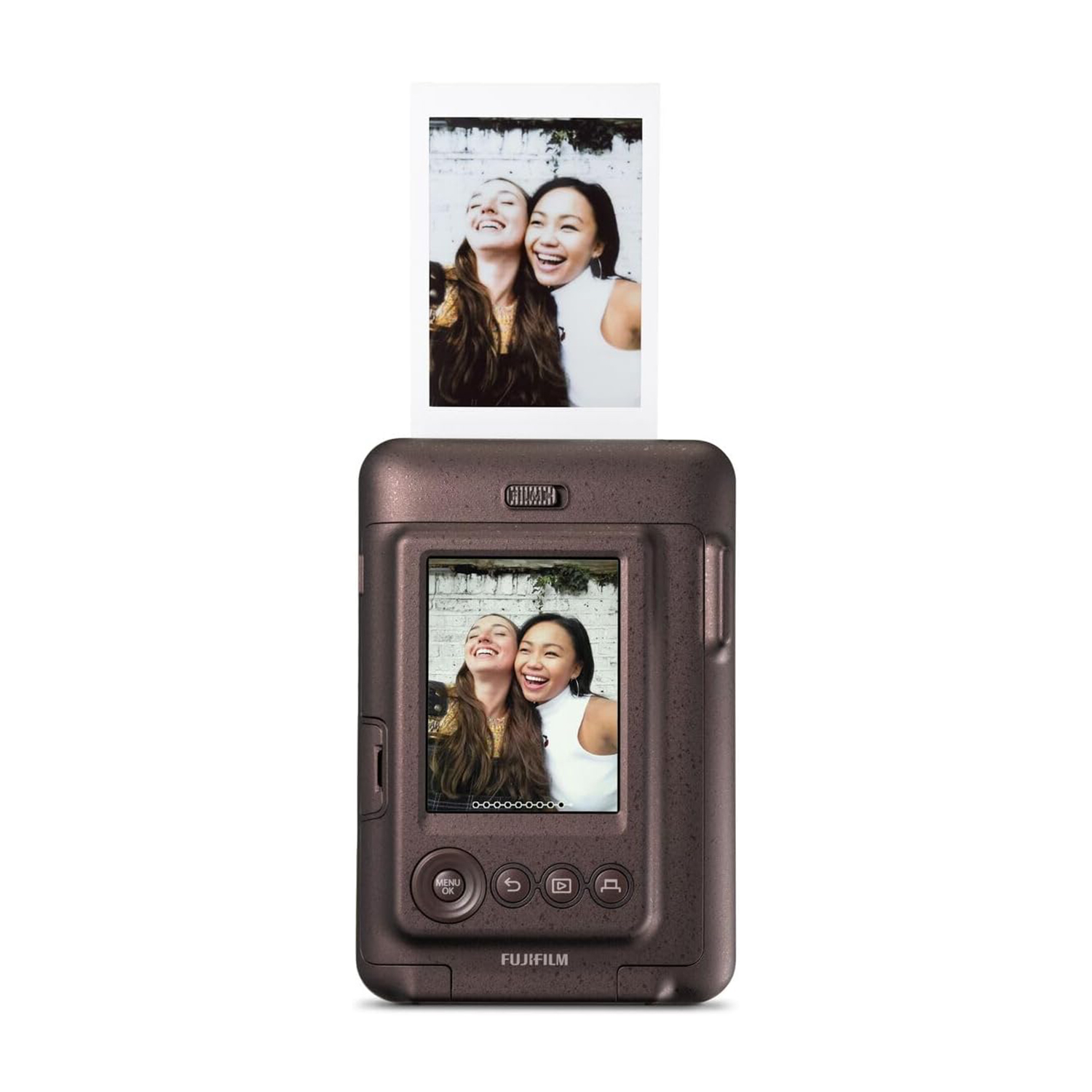 Fotocamera Instax con stampa fotografica. Due donne sorridenti nella foto. La fotocamera è marrone.