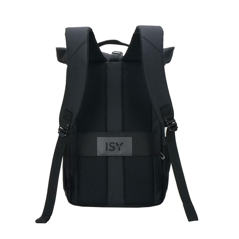 Schwarzer Rucksack mit gepolstertem Rücken und ISY-Logo, Riemen sichtbar.