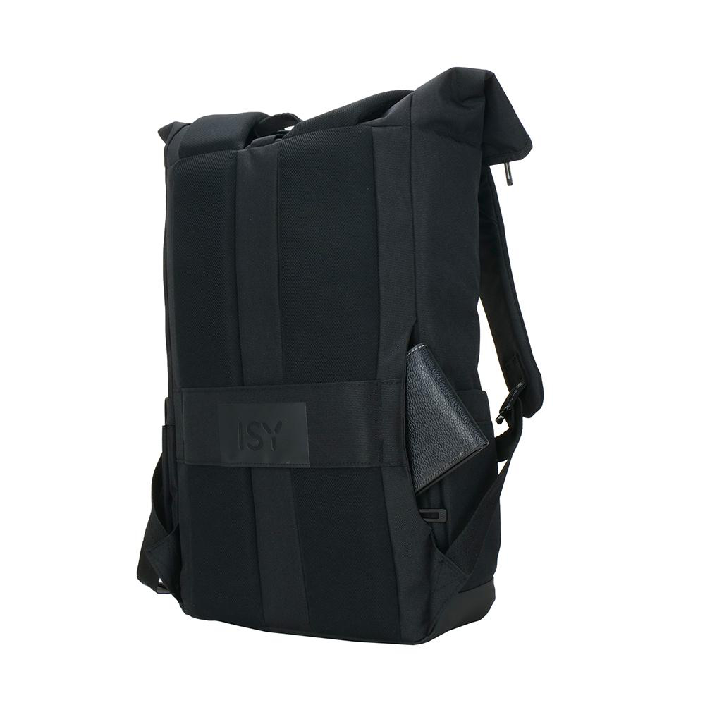 Schwarzer Rucksack mit Rollverschluss, ISY-Logo und Geldbörse in Seitentasche.