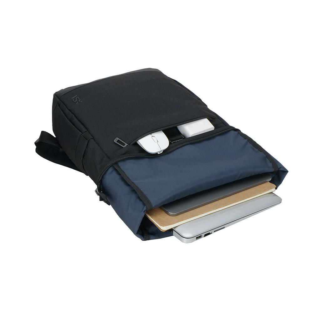 Ein schwarzer Rucksack ist geöffnet. Er hat einen Laptop, eine Maus und ein Ladegerät.