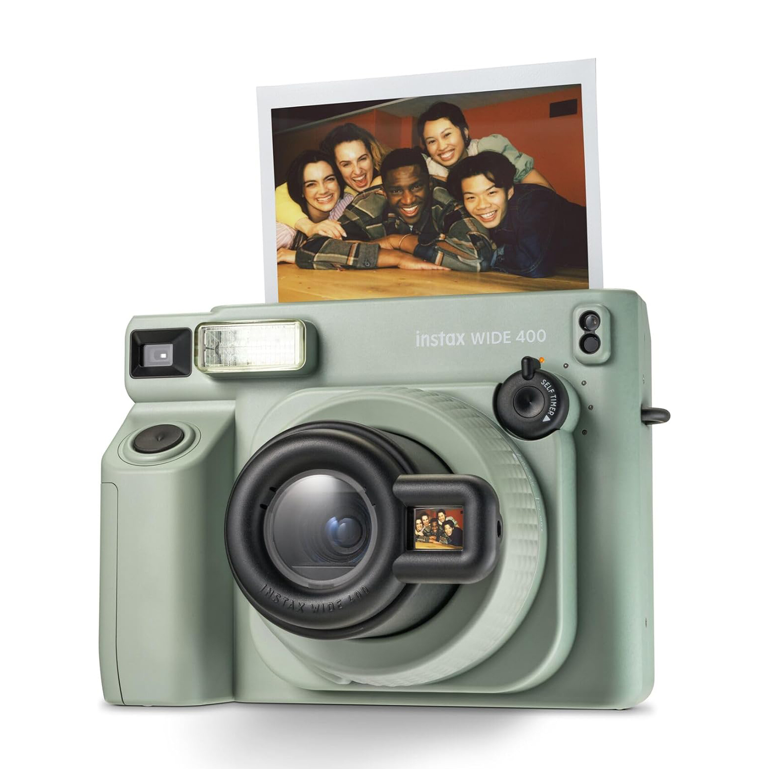 Una fotocamera vintage con una foto stampata sopra, con un gruppo di persone sorridenti.