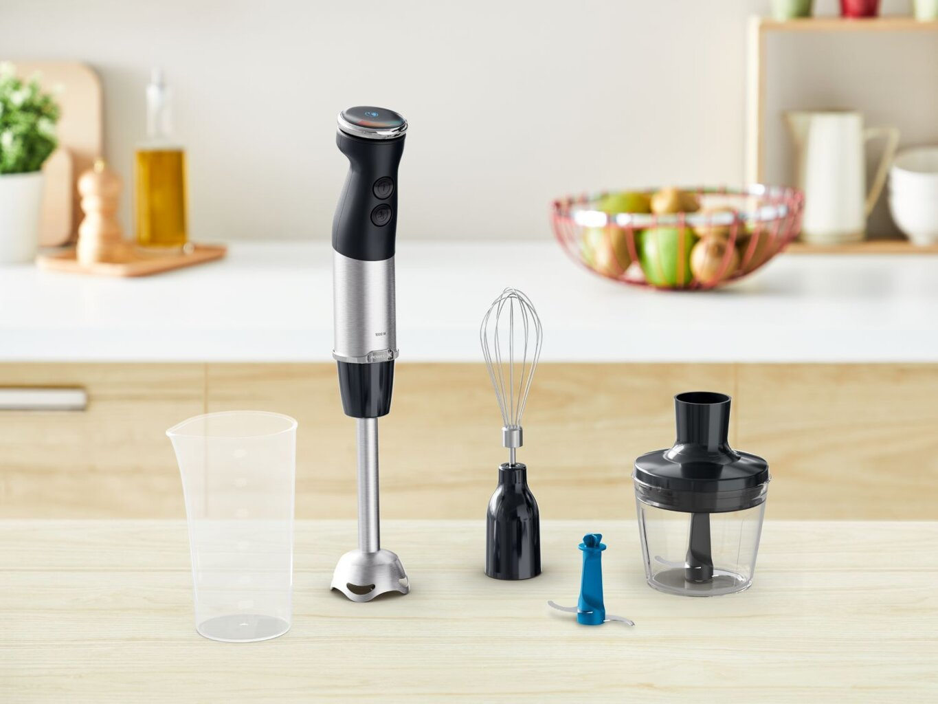 Blat kuchenny z częściami blendera, w tym zlewką, trzepaczką i ostrzem.