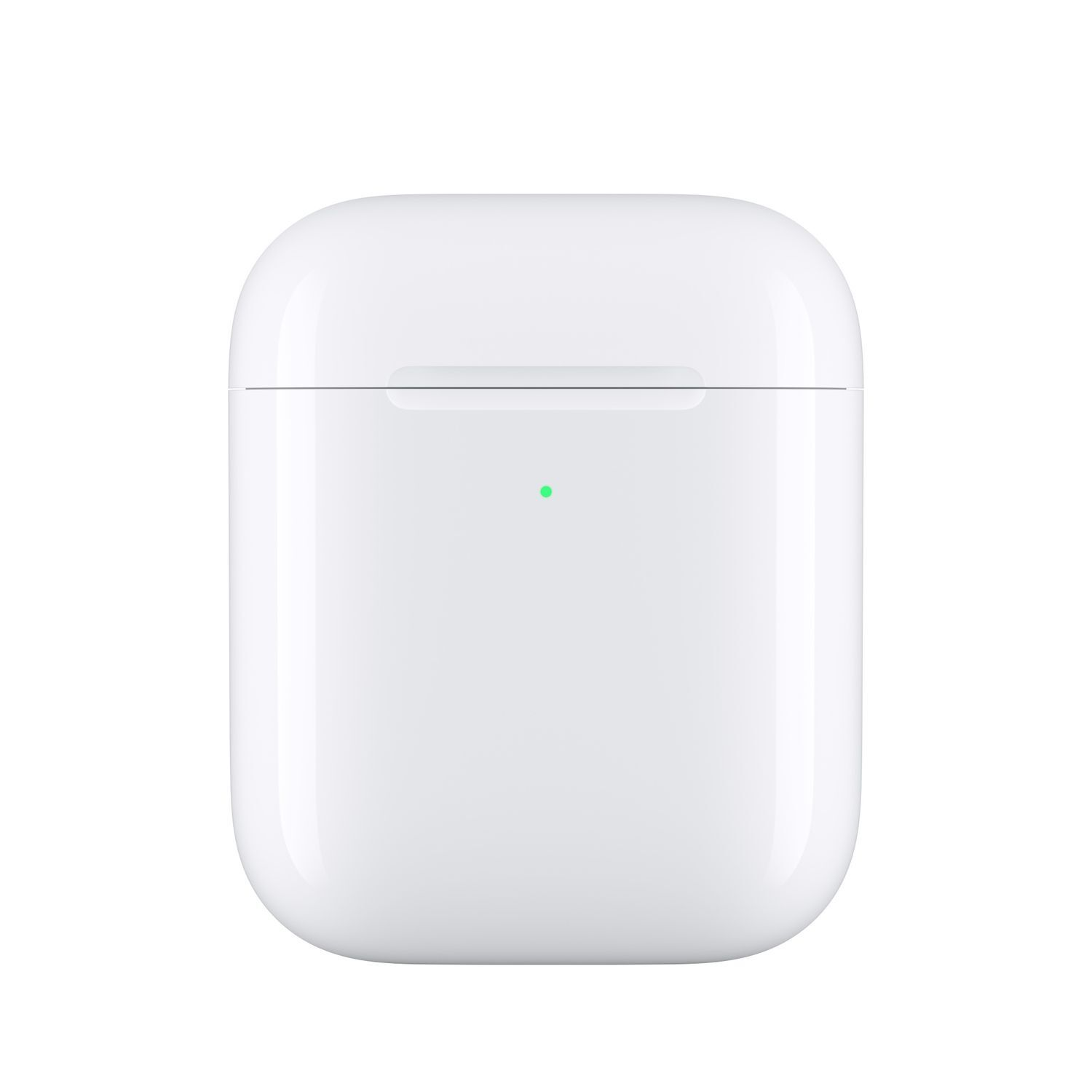 Un étui blanc pour AirPods est centré. Il a une forme rectangulaire arrondie avec une petite lumière verte. Le fond est blanc.