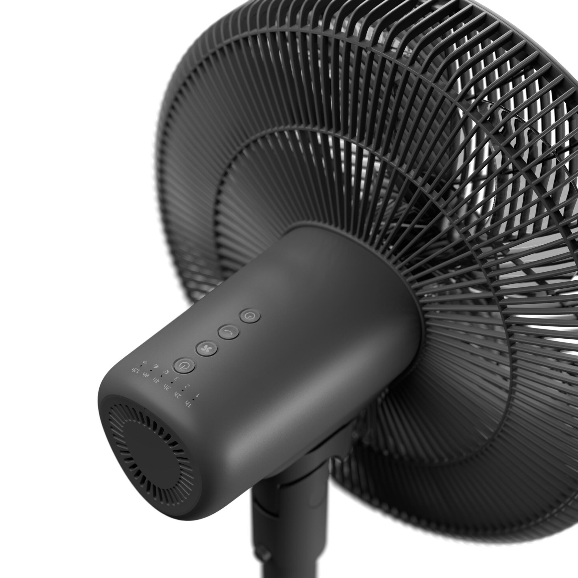 Ventilador negro con controles, primer plano, fondo blanco.