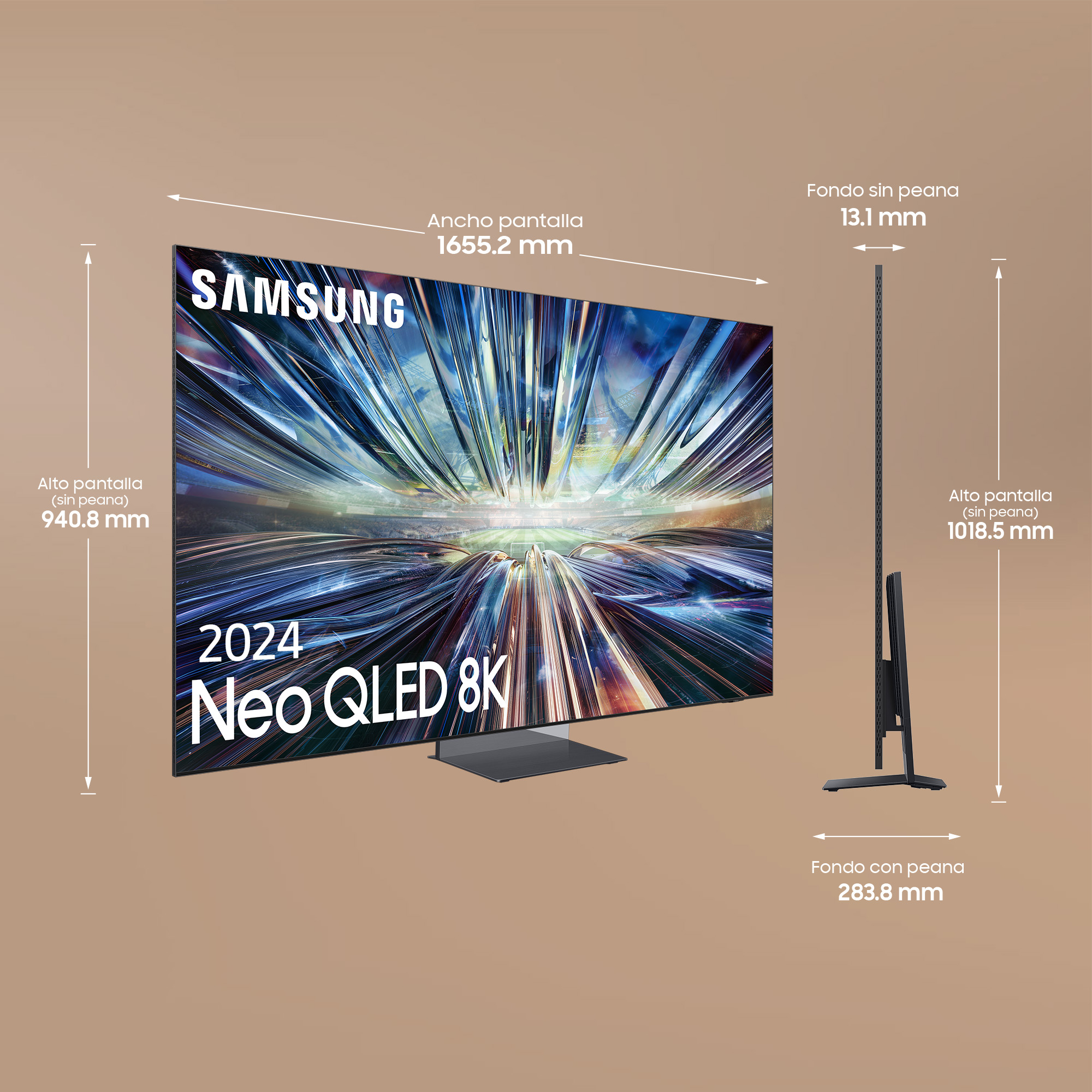 Un gran televisor Samsung Neo QLED 8K negro con dimensiones etiquetadas sobre fondo marrón claro.