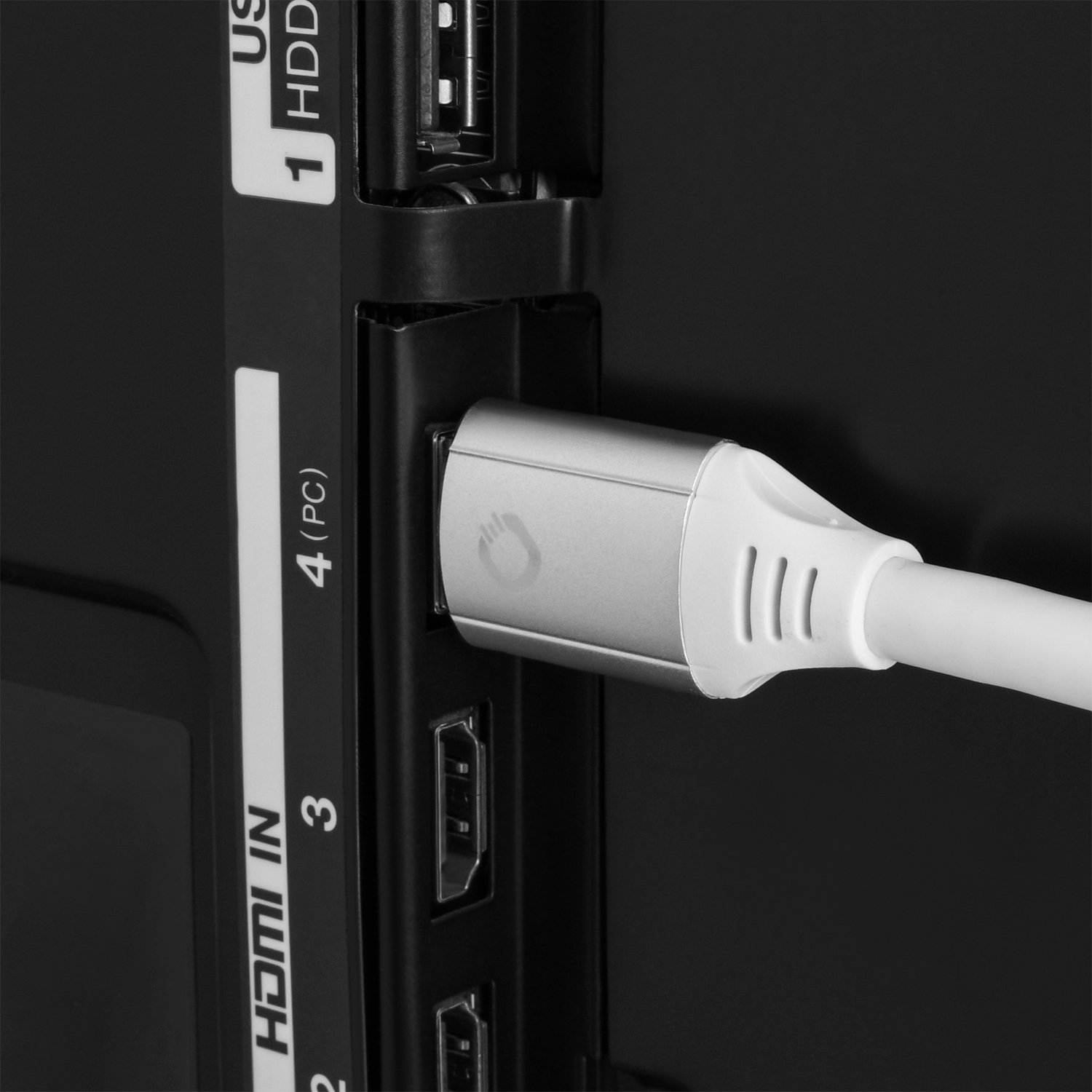 TV achterpaneel met HDMI, USB poorten en een witte kabel aangesloten.