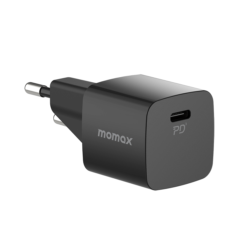 Siyah Momax şarj cihazı, fiş ve USB-C bağlantı noktası.