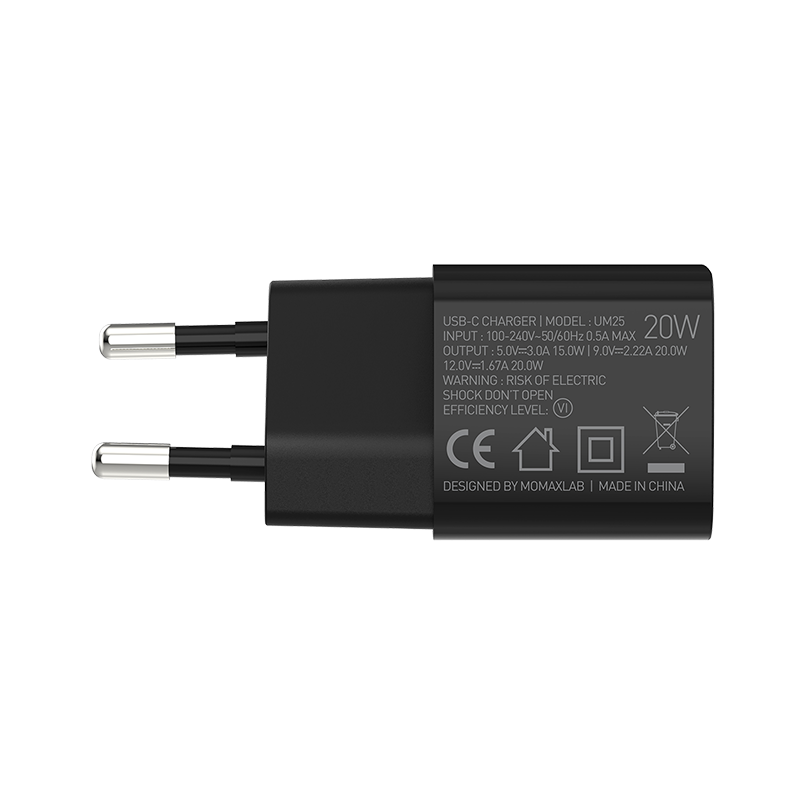 Metal uçlu ve metin detaylı siyah USB-C şarj cihazı. Şarj cihazı MomaxLab tarafından tasarlanmıştır.