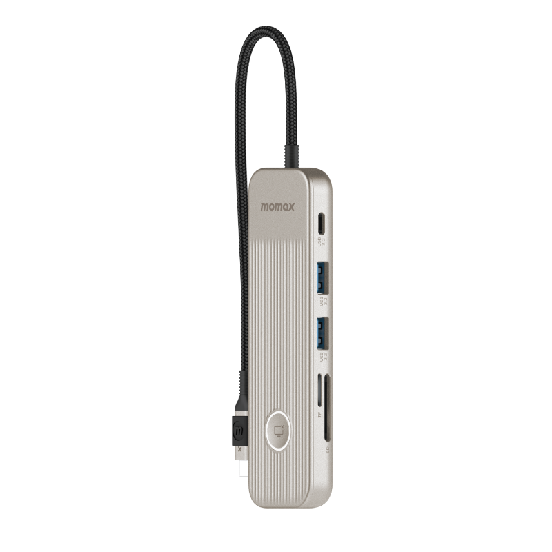 Birden fazla bağlantı noktasına ve siyah kabloya sahip gümüş USB hub.