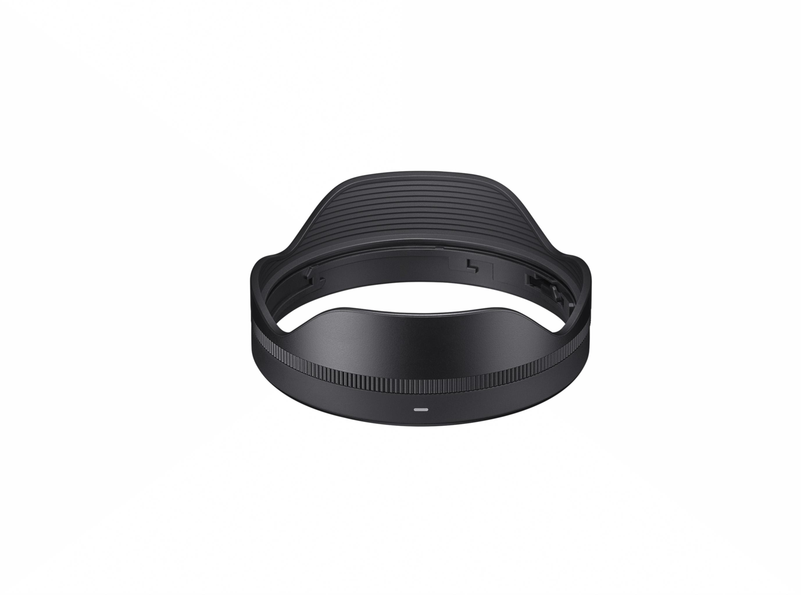 Eine schwarze Kamera-Objektiv-Gegenlichtblende auf weißem Hintergrund, die Vorderseite und Innenseite zeigt.