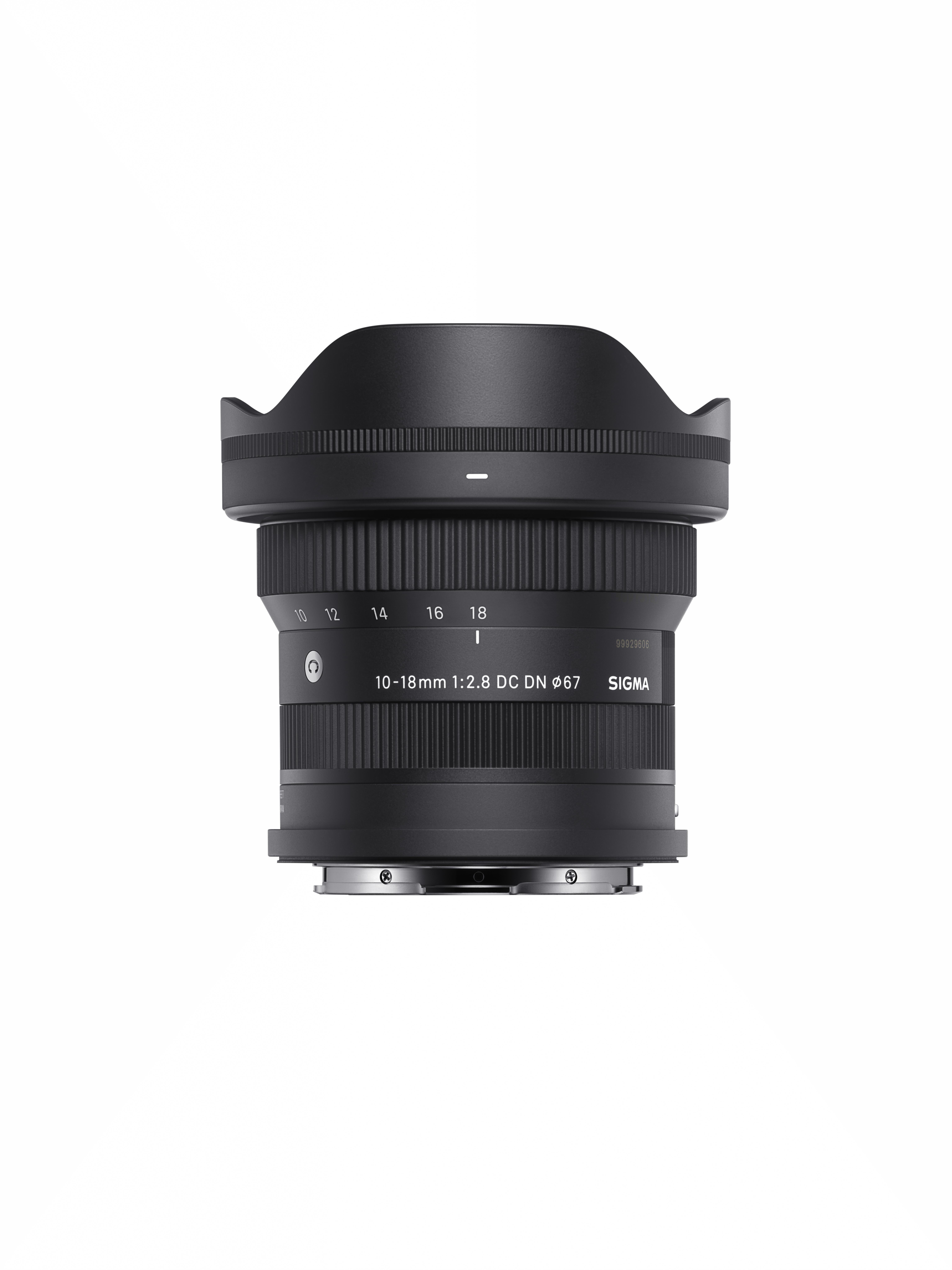 Schwarzes Sigma-Objektiv mit weißen Markierungen vor weißem Hintergrund. Das Objektiv hat eine Blende.