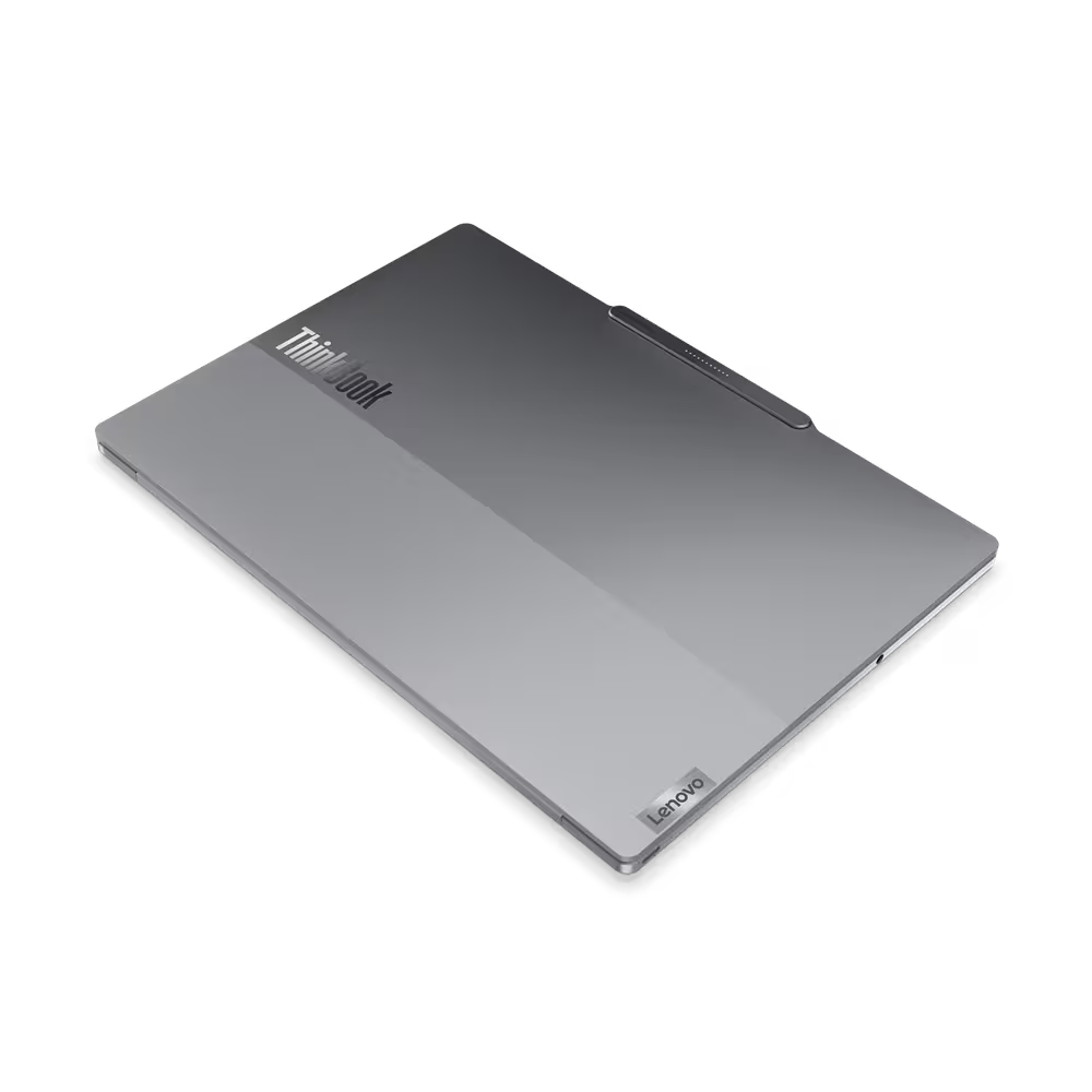 Vista superior de un portátil ThinkBook gris. El logotipo de Lenovo es visible. Superficie negra.