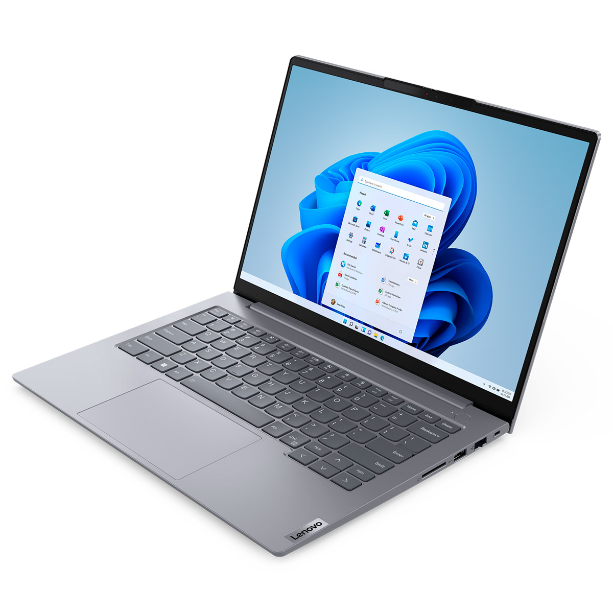 Un portátil Lenovo plateado con una pantalla Windows 11, teclado y panel táctil abierto sobre fondo blanco.