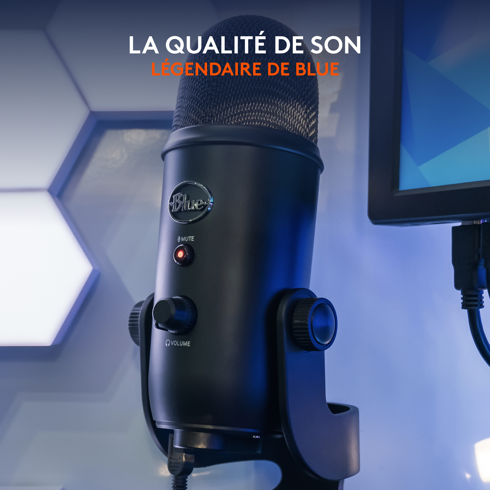 Un microphone noir sur un pied. Le texte en haut dit 'LA QUALITÉ DE SON'. Lumière rouge à l'avant.