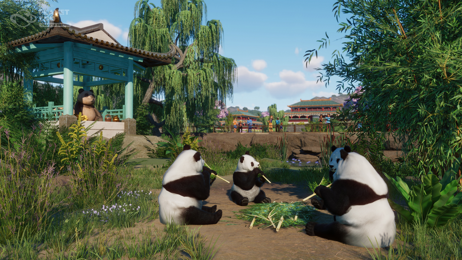 Tres pandas comiendo bambú, con una glorieta y otros animales al fondo.
