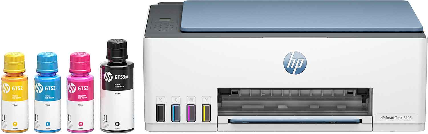 Printer en inktflessen. De printer is wit met een blauwe bovenkant, naast gekleurde inktflessen.