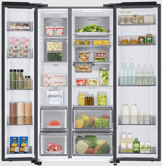 Otwarta lodówka Samsung wypełniona jedzeniem. Różne produkty na półkach, szufladach i w przegródkach drzwiowych.