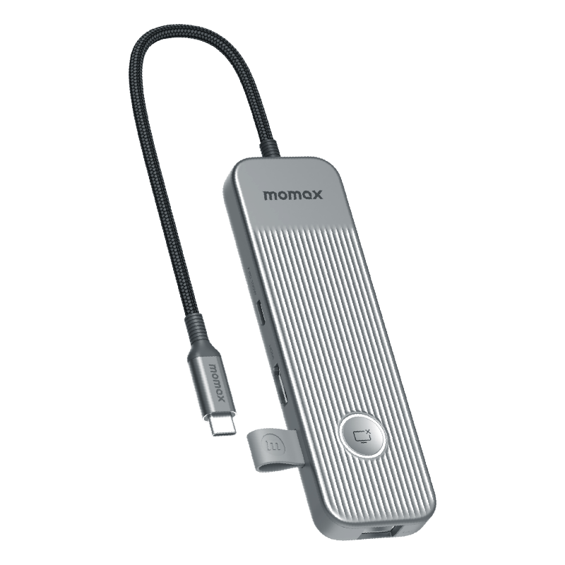 Çoklu bağlantı noktaları ve esnek bir kabloya sahip gümüş bir USB-C hub, siyah zemin üzerinde.