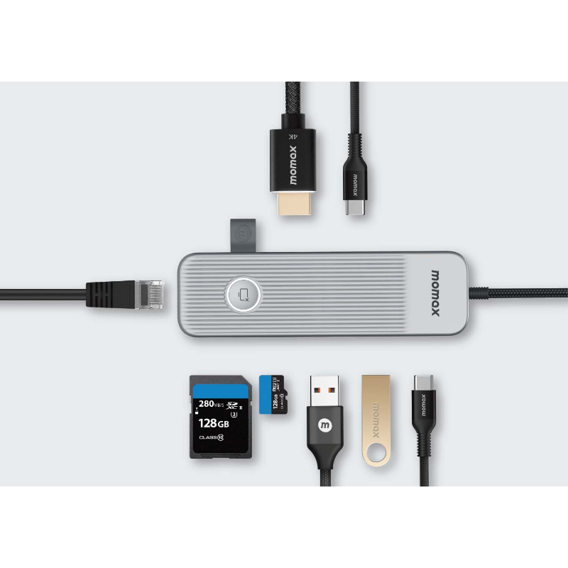 Farklı konektörlere sahip gümüş bir hub: USB, SD kart, HDMI ve Ethernet.