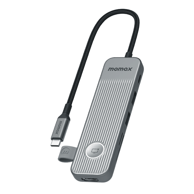 Siyah bir kabloya bağlı, portlu gümüş bir USB-C hub. Üzerinde 'momax' markası basılı.