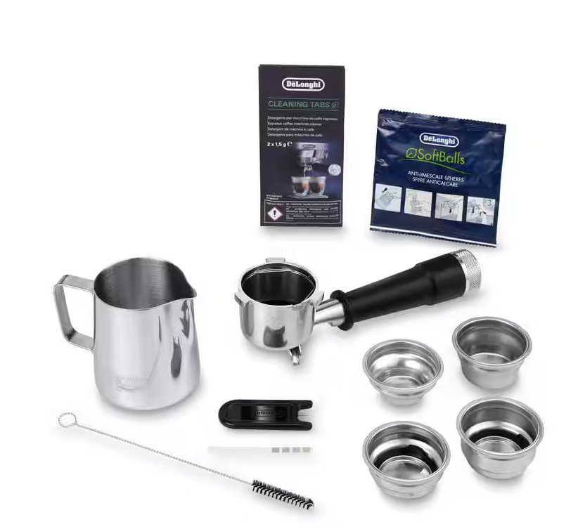 Akcesoria do ekspresu do kawy: tabletki czyszczące, roztwór do odkamieniania, kolba, filiżanki i szczotka.