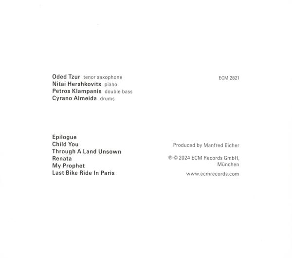Text auf weißem Hintergrund: Namen, Titel und Album-Trackliste.