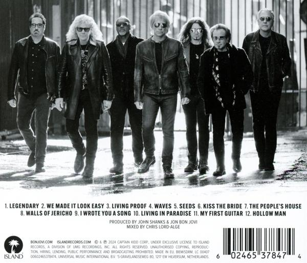 Bon Jovi Bandmitglieder. Sieben Männer stehen, nach vorne gerichtet. Albumcover mit Songtiteln unten.
