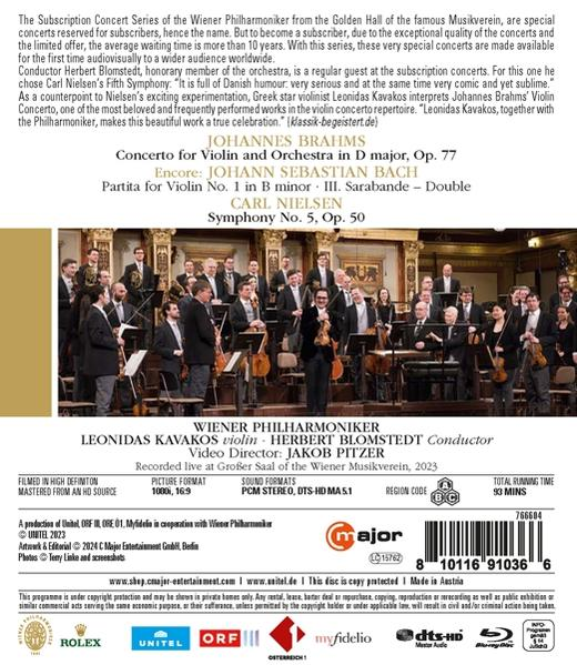 Blu-ray-Disc-Cover mit Text und einer Gruppe von Musikern, mit Logos und Text unten.