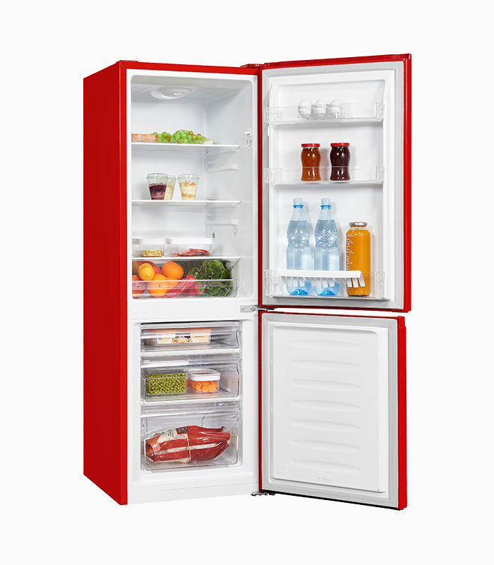 Roter Kühlschrank mit geöffneten Türen, Regale mit Lebensmitteln.