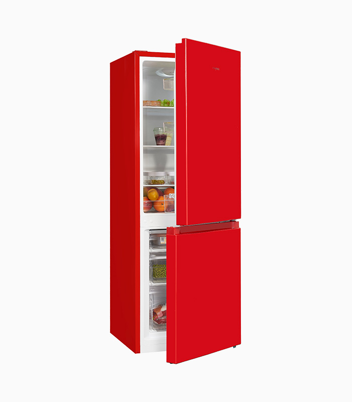 Roter Kühlschrank mit offenen Türen, zeigt Regale mit Lebensmitteln.