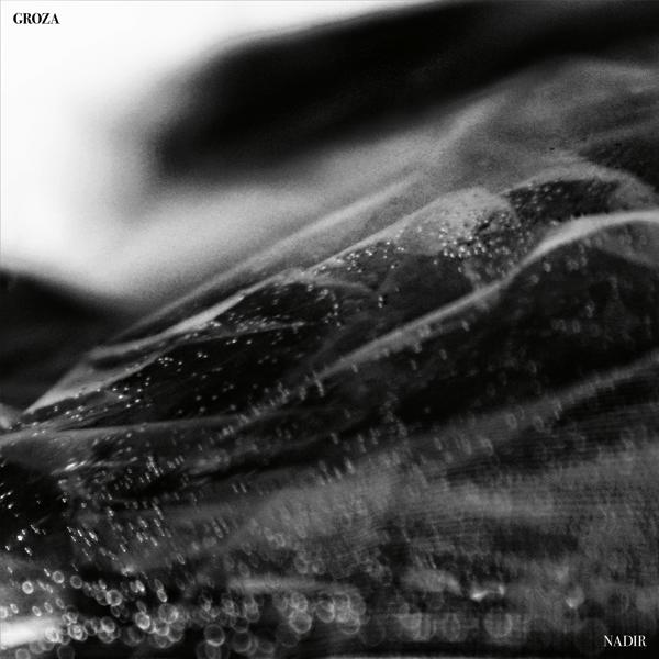Abstrakte Schwarz-Weiß-Kunst. Groza Nadir Titel. Strukturierte, fließende Formen mit Lichtreflexen auf der Oberfläche.