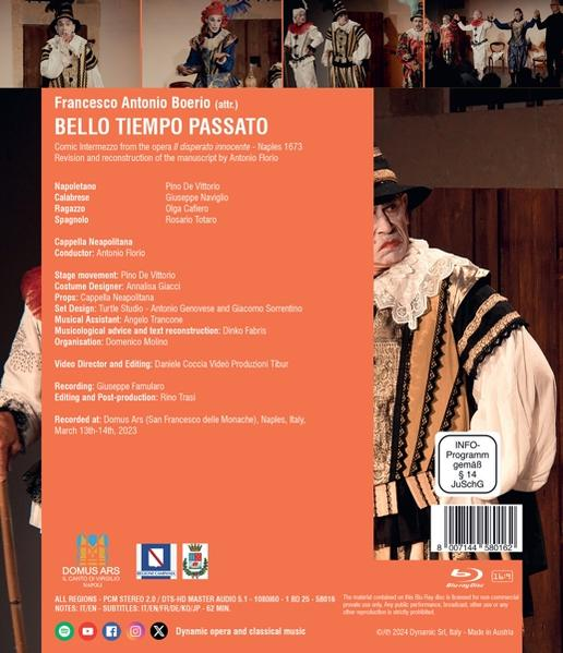 DVD-Cover mit Text über eine Aufführung. Ein Mann im Kostüm rechts, Hintergrund mit anderen Darstellern.