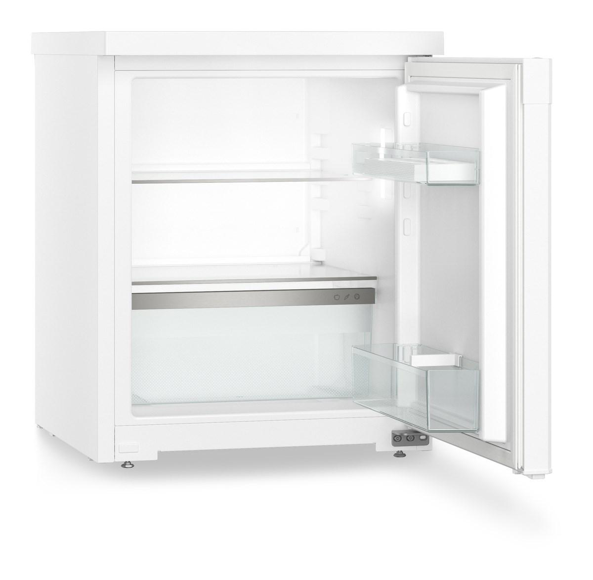 Weißer Kühlschrank mit offener Tür, Regalen und einem Glasregal.