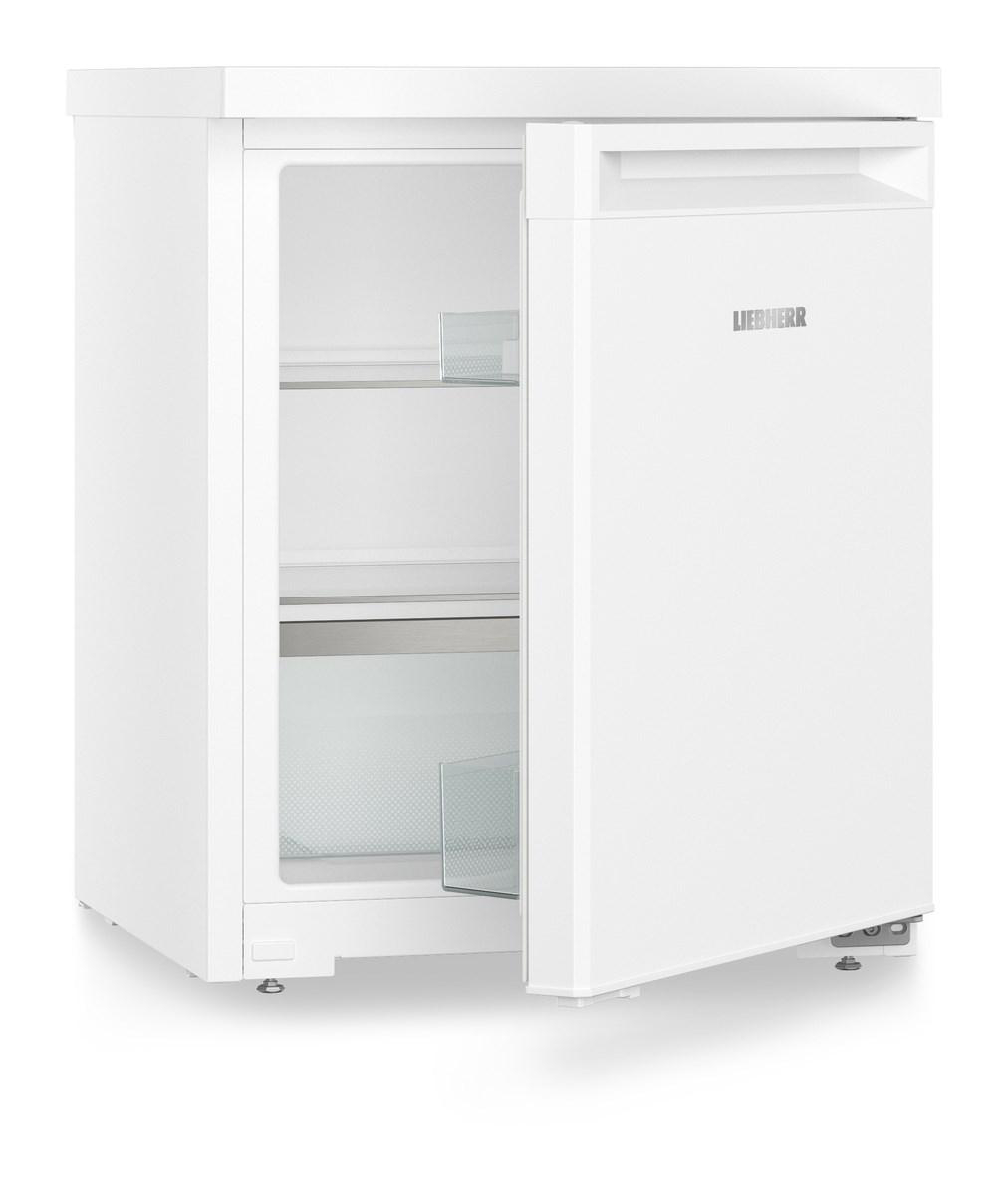 Weißer Kühlschrank mit teilweise geöffneter Tür, die Regale zeigt. Liebherr-Logo sichtbar.