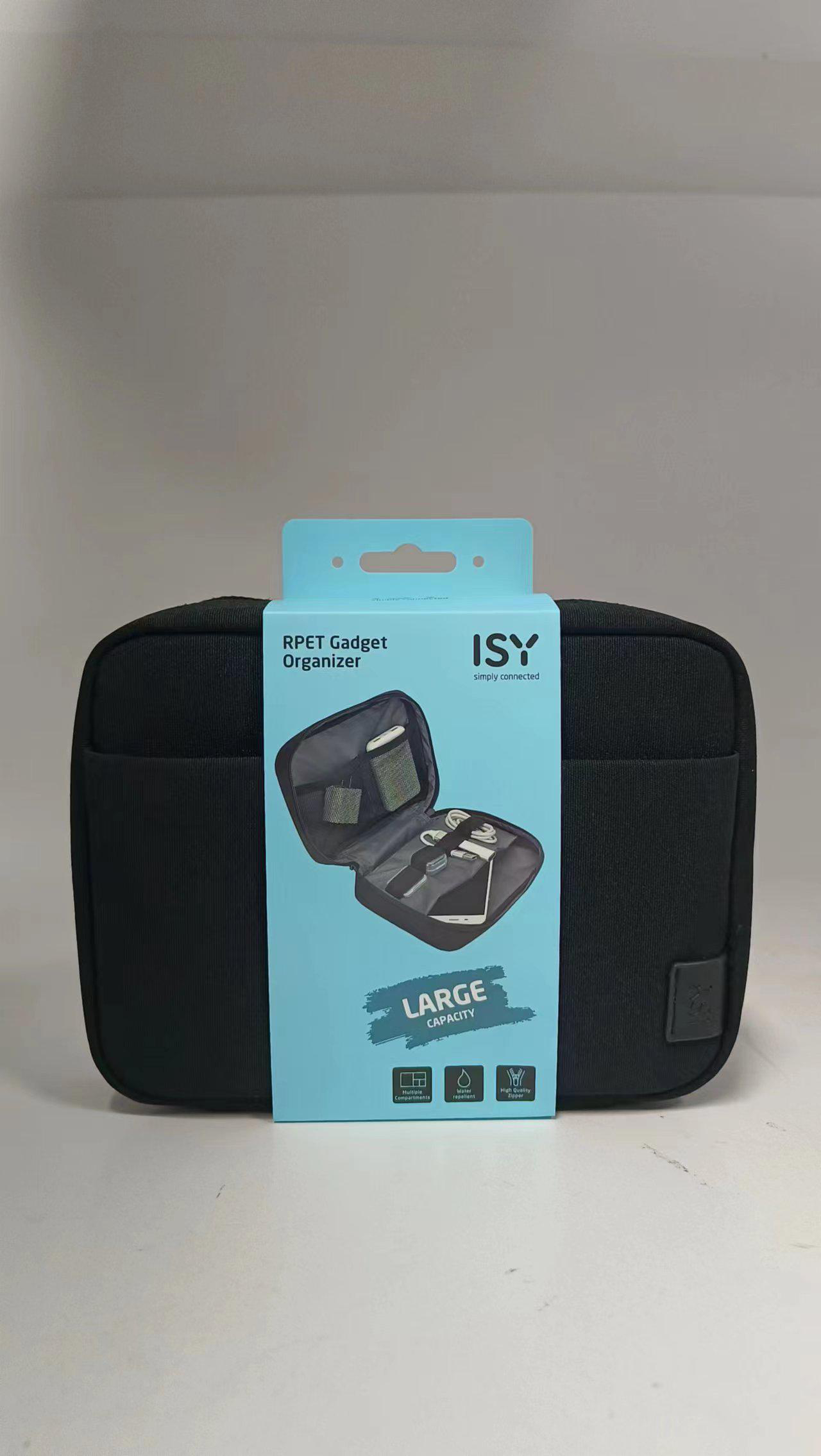 Eine schwarze Reisetasche mit blauem Etikett. Enthält Telefon, Kabel und andere Gegenstände.