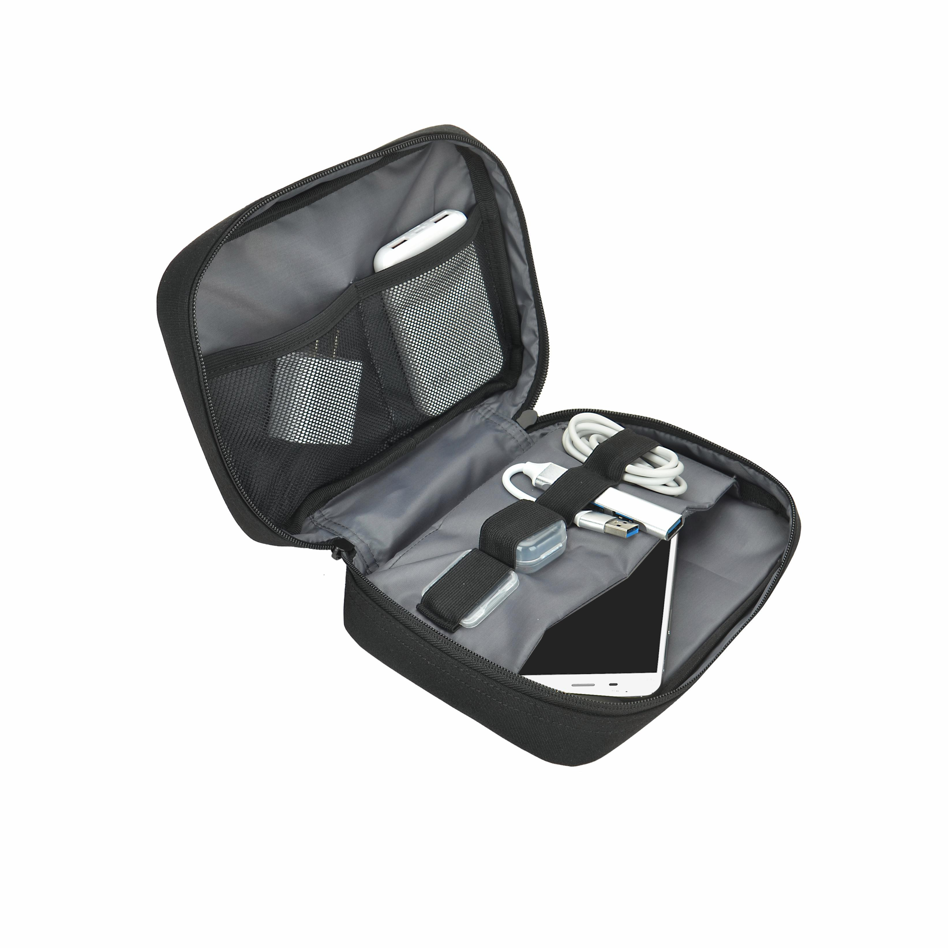 Geöffnete schwarze Tasche mit Zubehör: Telefon, Ladegerät, Kabel. Weißer Hintergrund.