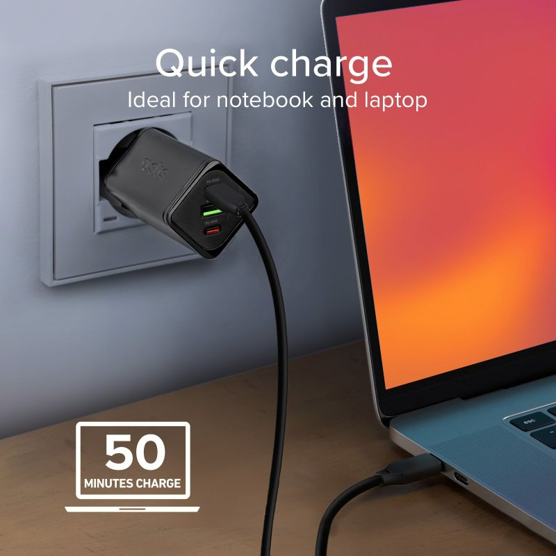 Schwarzes Ladegerät an der Wand, lädt einen Laptop. Text sagt 'Quick charge'.