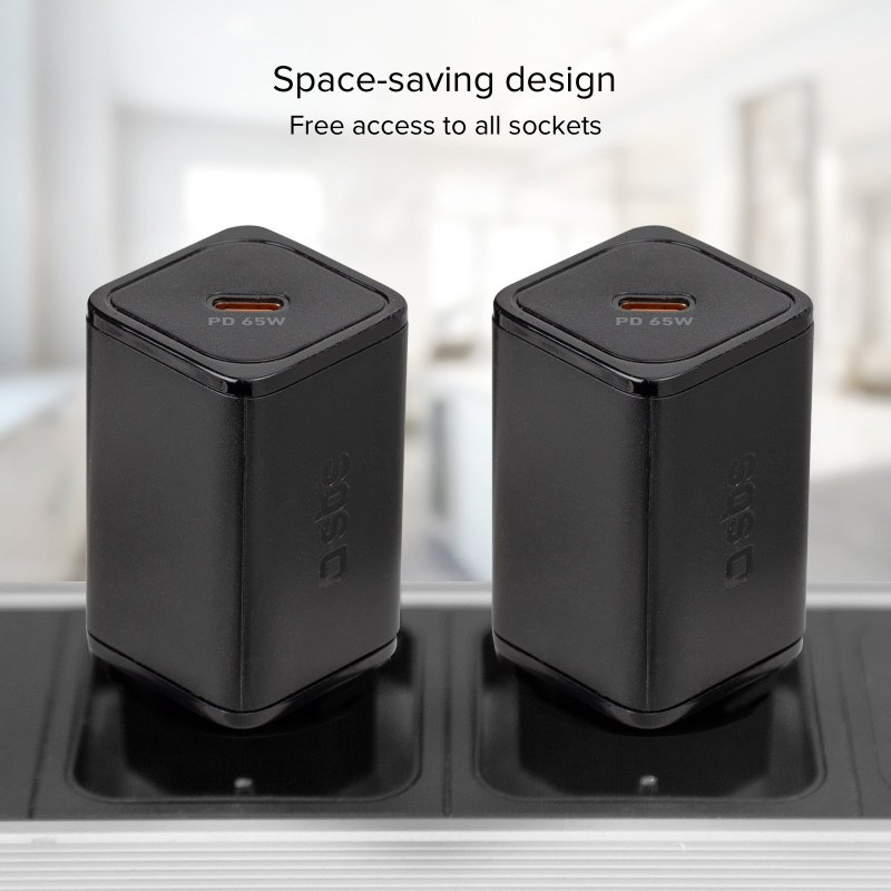 Zwei schwarze Netzadapter, beschriftet mit 'PD 65W', auf einer Oberfläche.