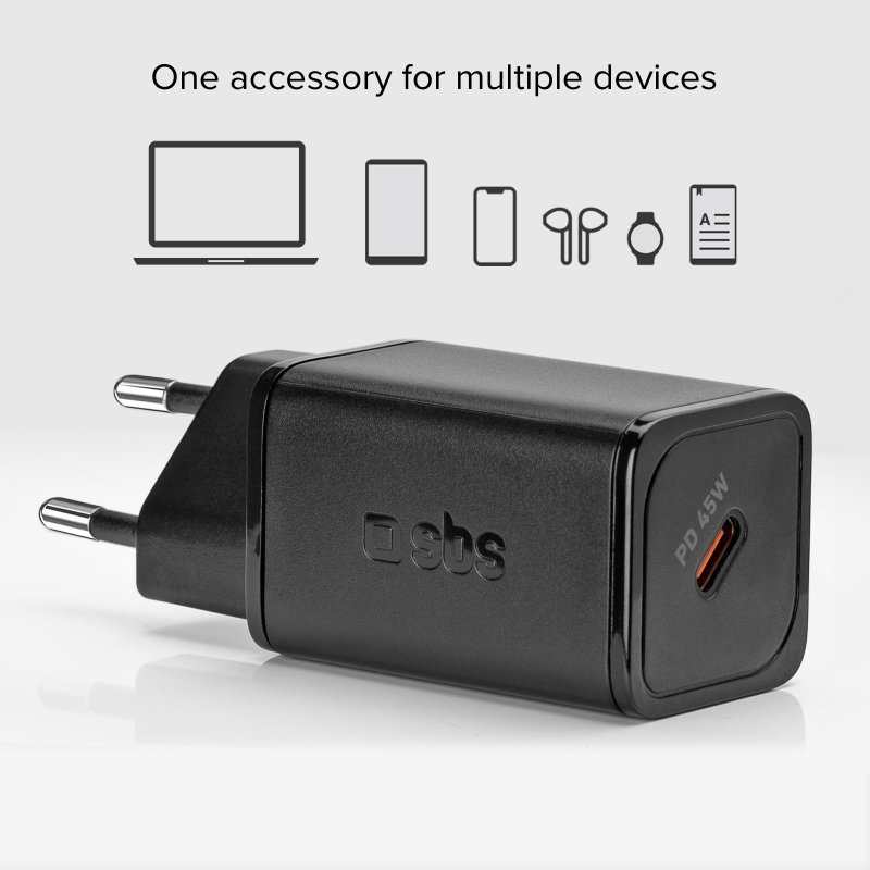 Schwarzes Wandladegerät mit zwei Stiften und einem USB-C-Anschluss. Es hat das SBS-Logo und Text, der angibt, dass es sich um ein 45W PD-Ladegerät handelt.