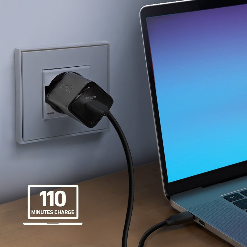 Ein schwarzes Ladegerät, das an eine Steckdose angeschlossen ist, mit einem Laptop verbunden ist.