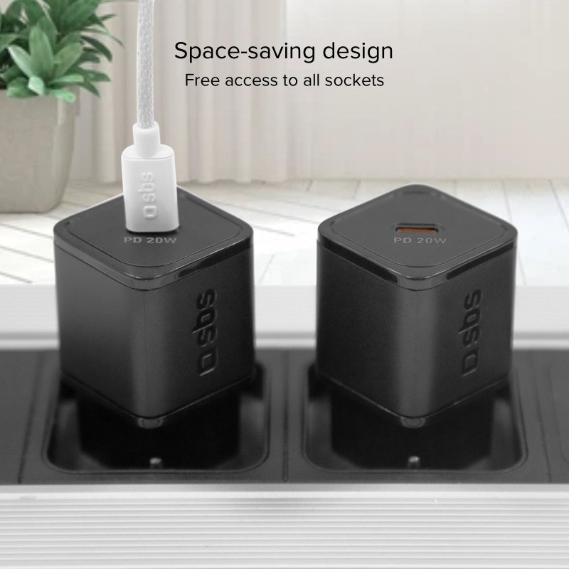 Zwei schwarze Netzadapter mit der Aufschrift 'PD 20W', in eine Oberfläche gesteckt.