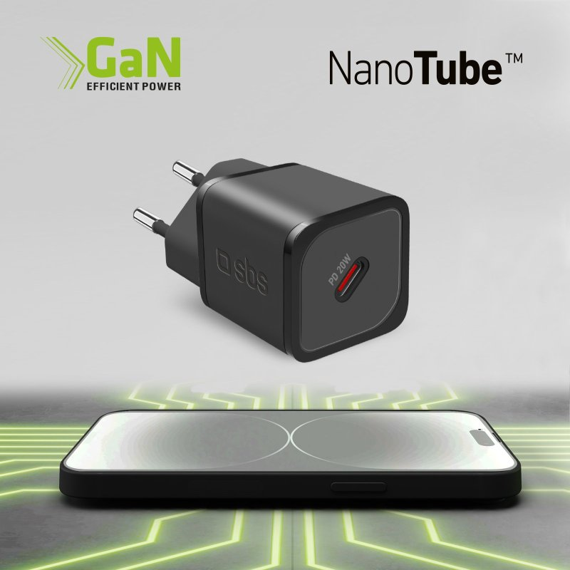 Schwarzes Ladegerät mit zwei Stiften auf hellem Hintergrund, darunter ein Telefon. GaN- und NanoTube-Text.