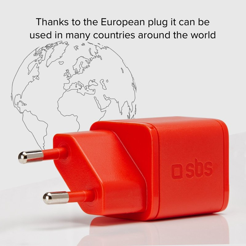 Rotes Ladegerät mit europäischem Stecker und einer Umrisskarte. Text: 'Dank des europäischen Steckers...'