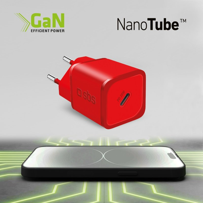 Rotes Ladegerät und Telefon. Ladegerät hat NanoTube-Text. Telefon liegt auf grün beleuchteter Oberfläche.