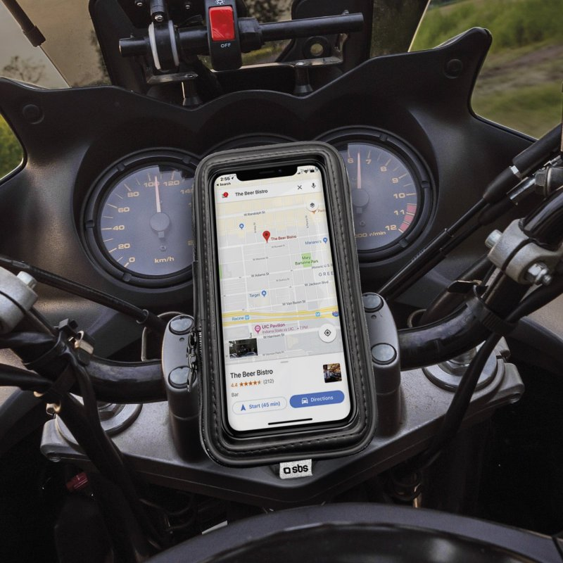 Ein Telefon in einer Motorradhalterung zeigt eine Karte. Das Armaturenbrett des Motorrads ist im Hintergrund sichtbar.