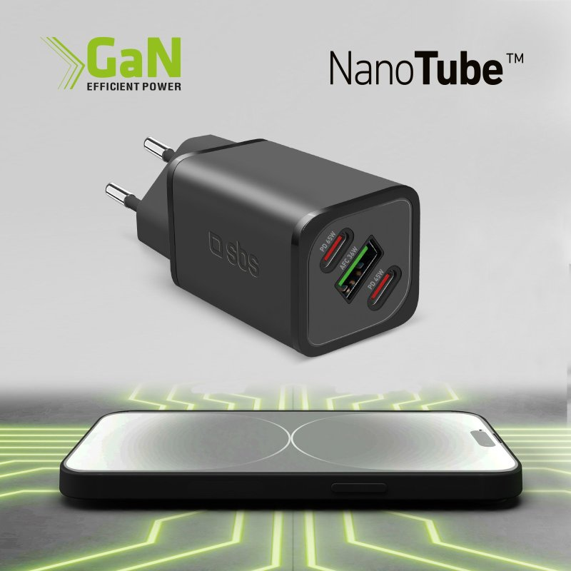 Schwarzes Ladegerät mit USB-Anschlüssen und Telefon. GaN Efficient Power & NanoTube stehen oben.