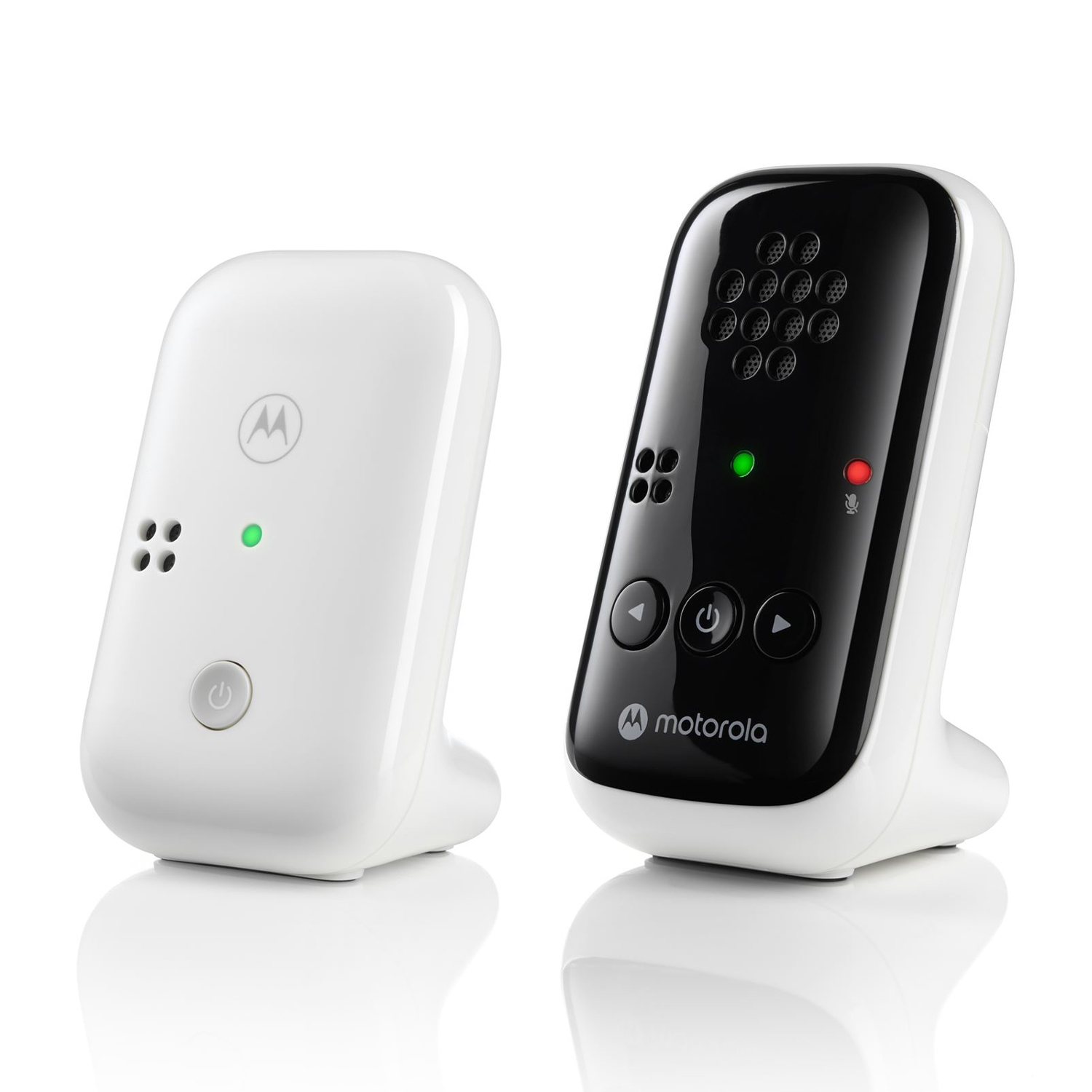 Due baby monitor bianchi e neri, uno con luce verde, l'altro rossa.