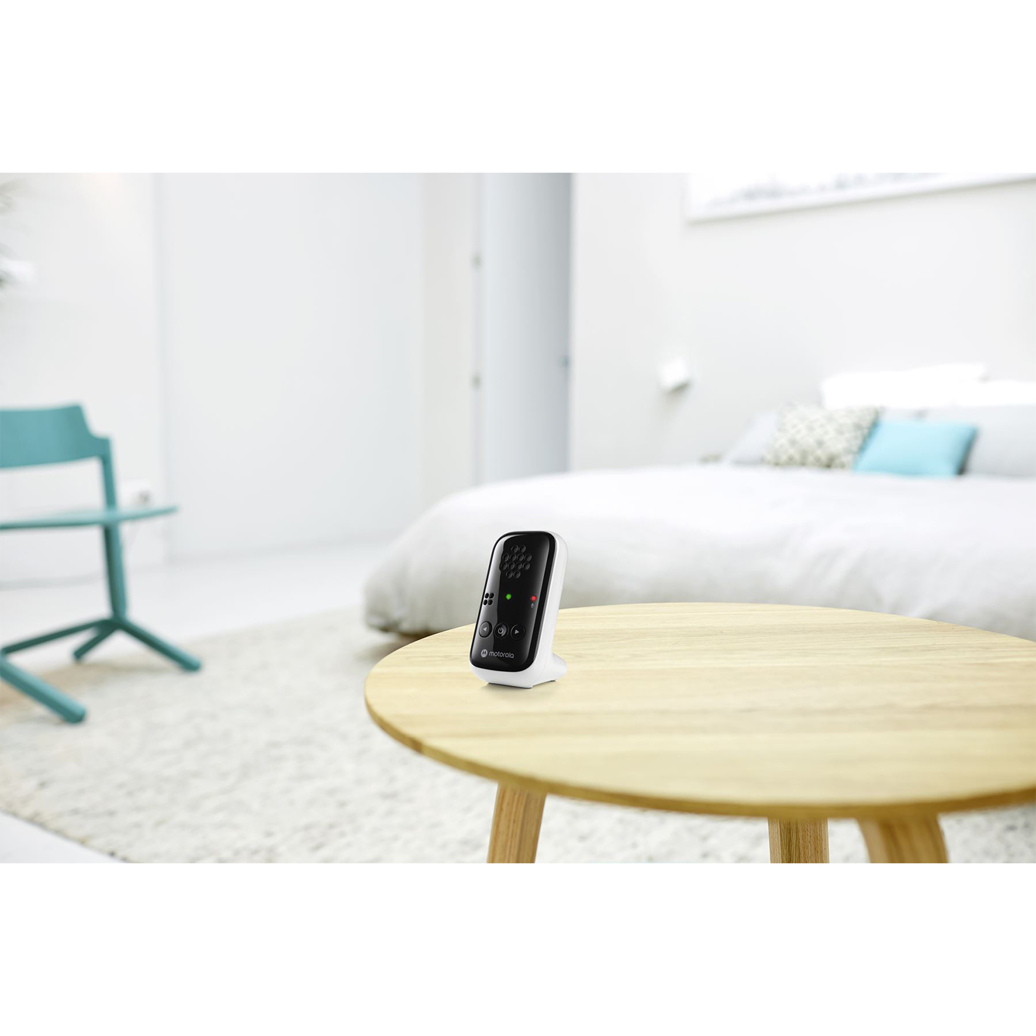 Baby monitor su un tavolino in una stanza luminosa, pareti bianche.