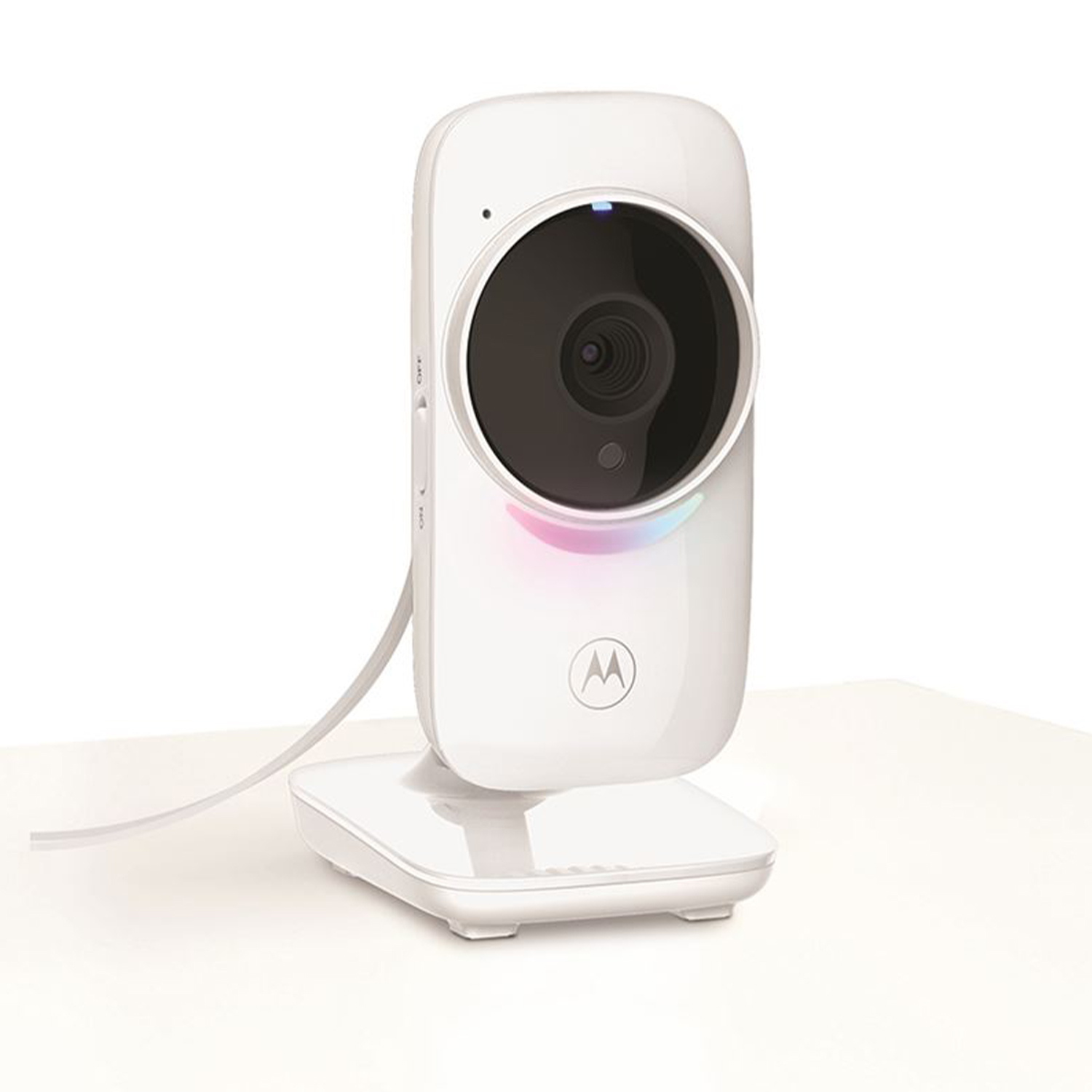 Una telecamera per baby monitor bianca con lente nera e logo Motorola su una superficie bianca.