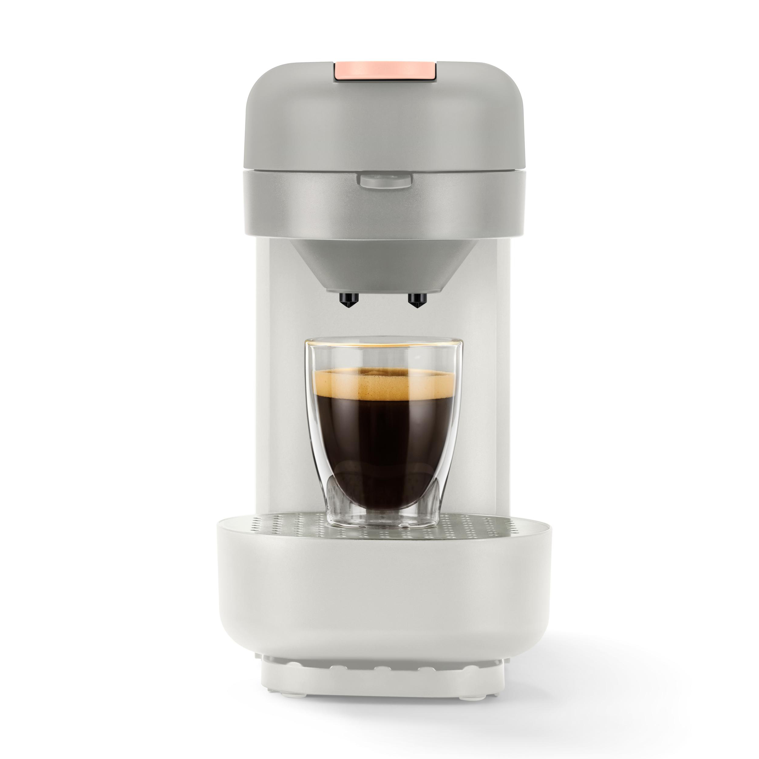 Weiße und graue Espressomaschine, Glasbecher mit Kaffee, vor weißem Hintergrund.
